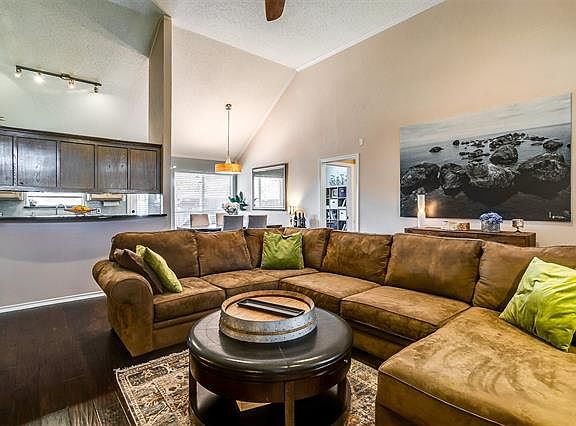 5th image of 909 NW Park Meadow Ln