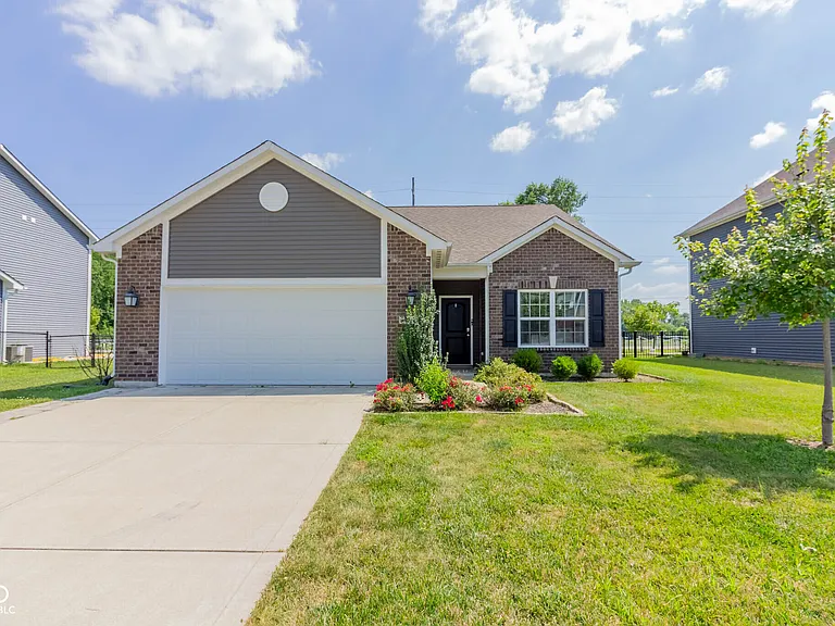 4501 Creighton Ln — Photo 2