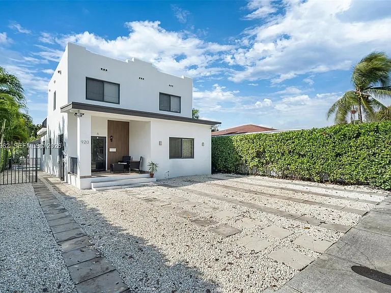 920 SW 9th St — Photo 4