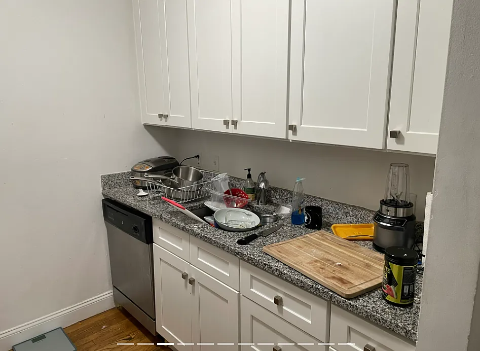 4 bed, 9999 sqft, $5,800 — Photo 1