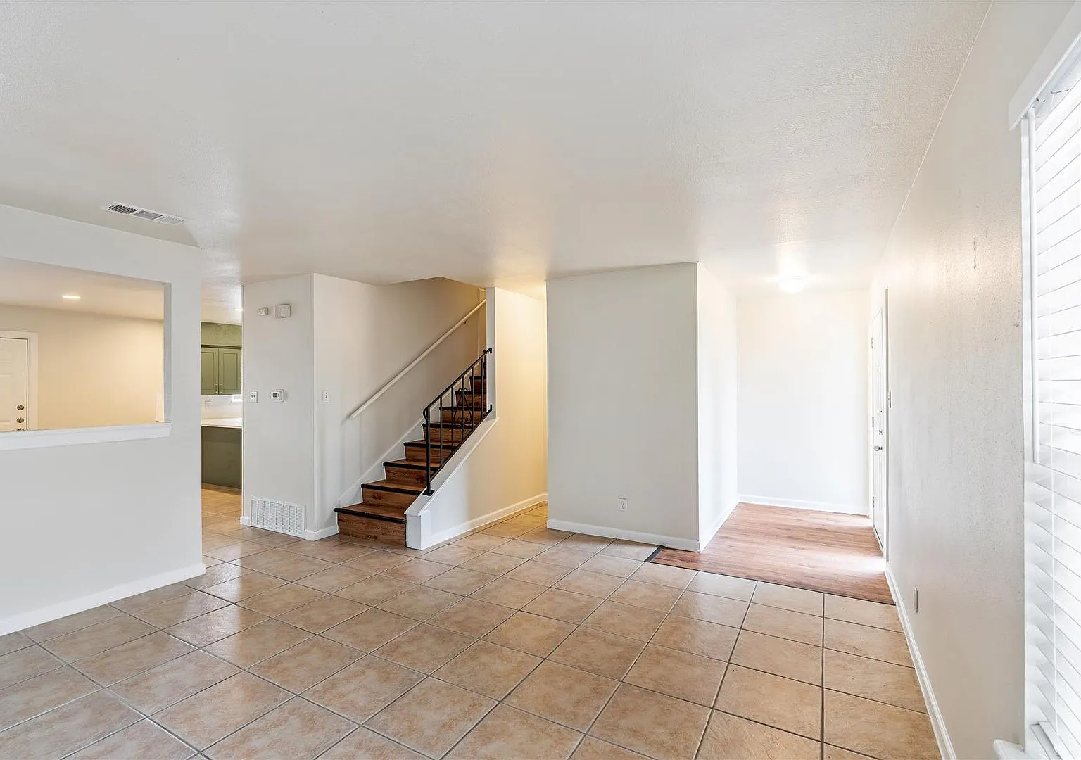 Remodeled townhouse - Available now! — Photo 4