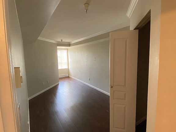 5th image of 6991 Victoria Dr #210