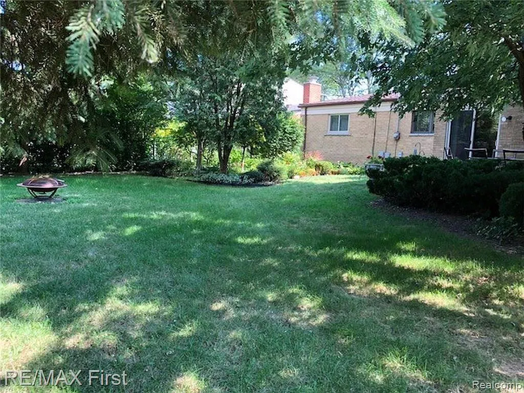 3 bed, 1.5 bath, 2450 sqft, $2,000 — Photo 4