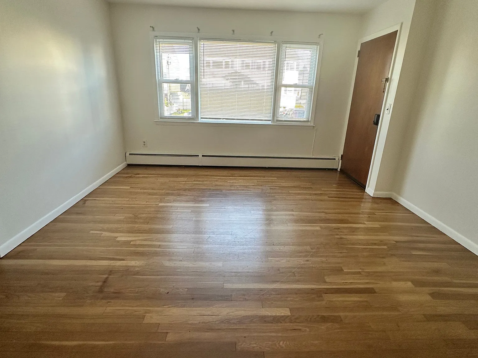 3 bed, 1.0 bath, 1500 sqft, $3,350 — Photo 3