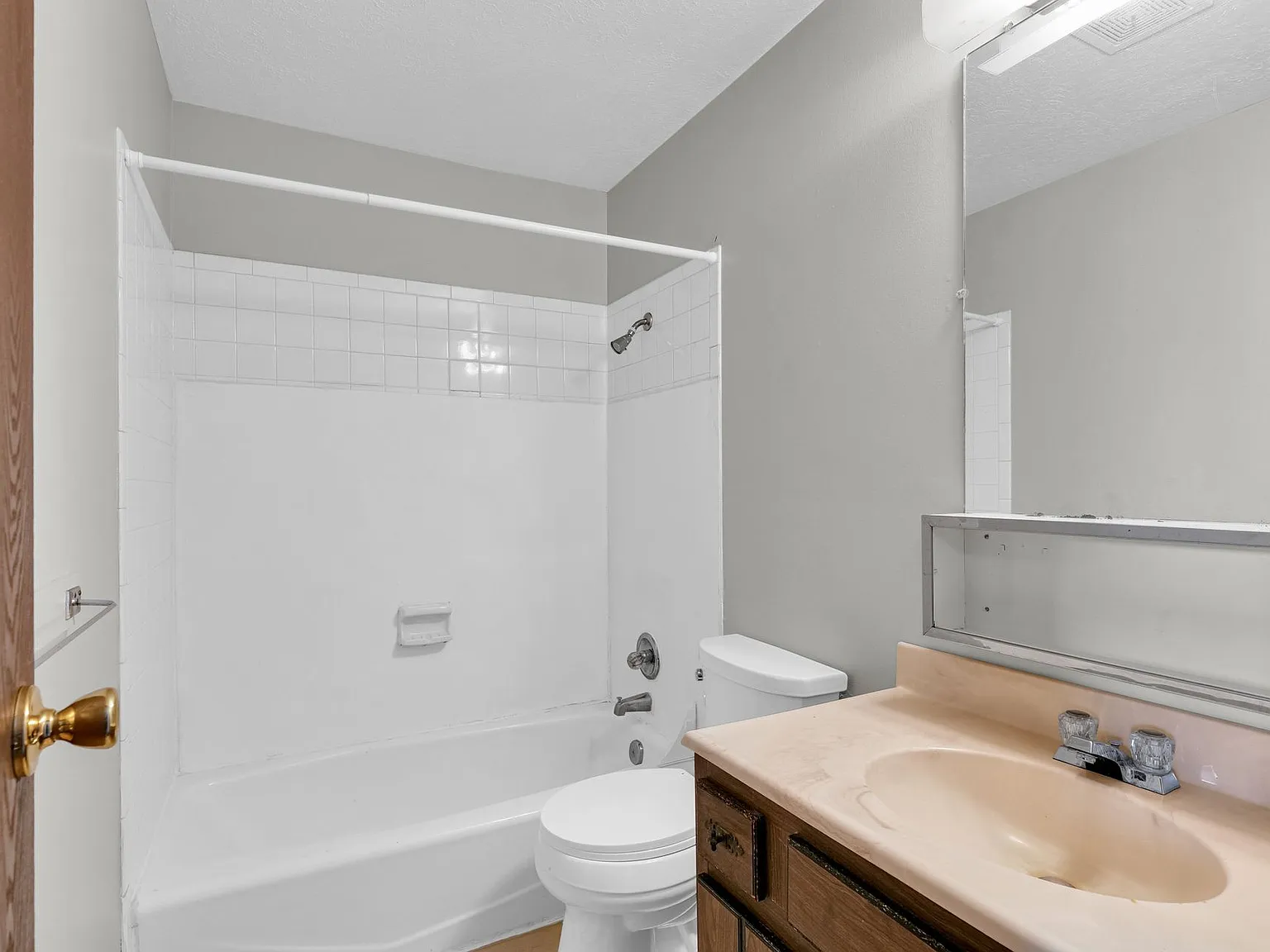 205 W. Shelbourne Dr. — Photo 2