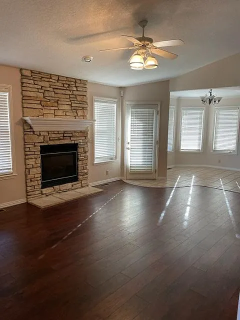 3 bed, 1955 sqft, $1,900 — Photo 4
