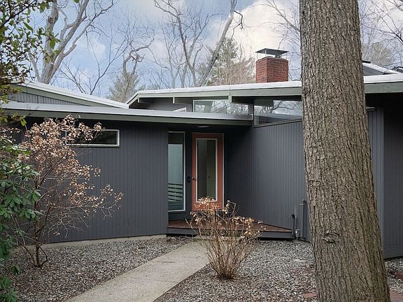 5th image of 27 Peacock Farm Rd