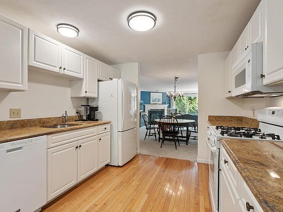 2nd image of 197 Bridle Cross Rd Unit 197