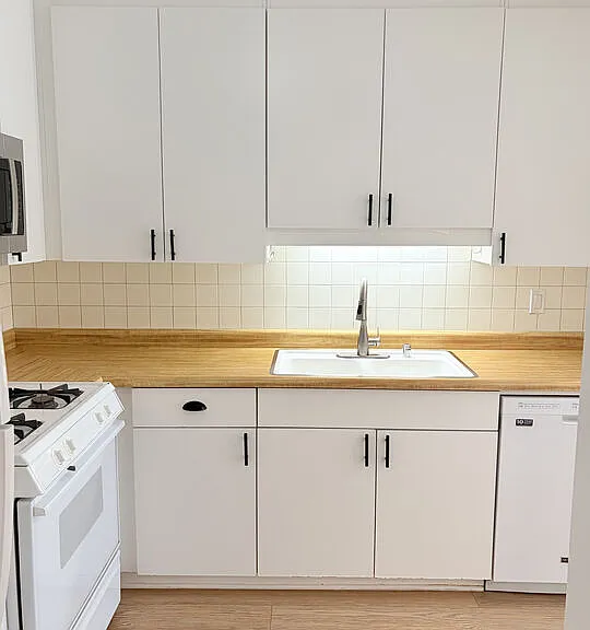 22135 Burbank Blvd #4 — Photo 13