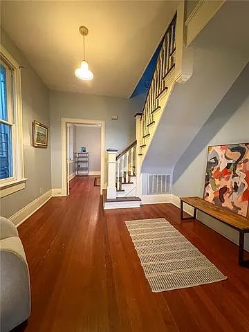 7816 S Claiborne Ave — Photo 4