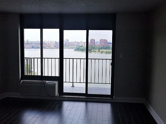 2nd image of 2540 Shore Blvd APT 15P