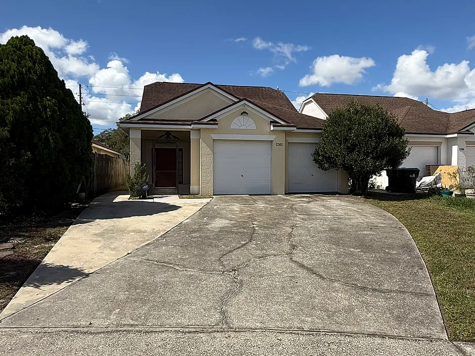 2302 Woods Edge Cir