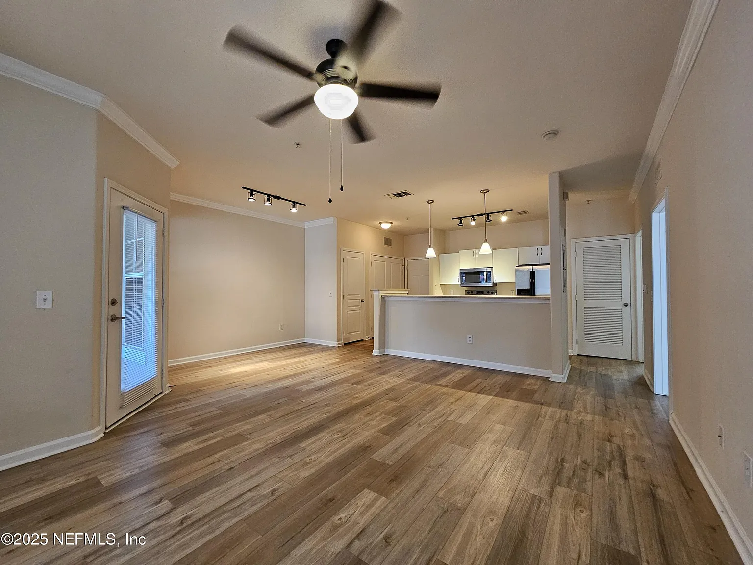 1 bed, 1.0 bath, 815 sqft, $1,250 — Photo 2