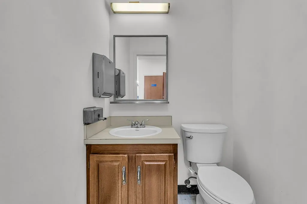 12 bed, 4763 sqft, $3,995 — Photo 3