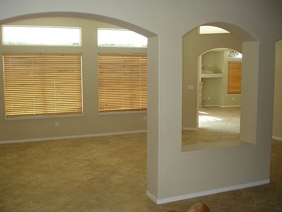 5th image of 907 E Willow Cir