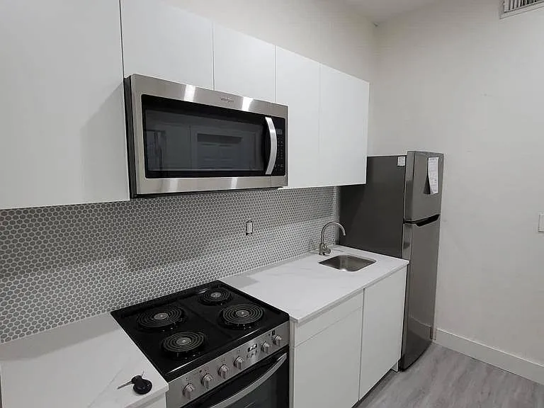 734 SW 4th St — Photo 5