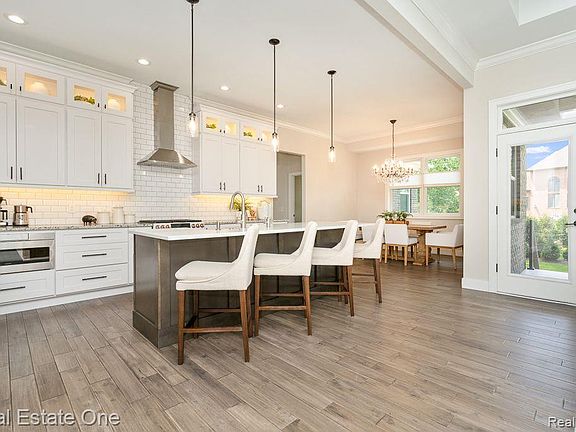 3rd image of 60553 Pennington Way