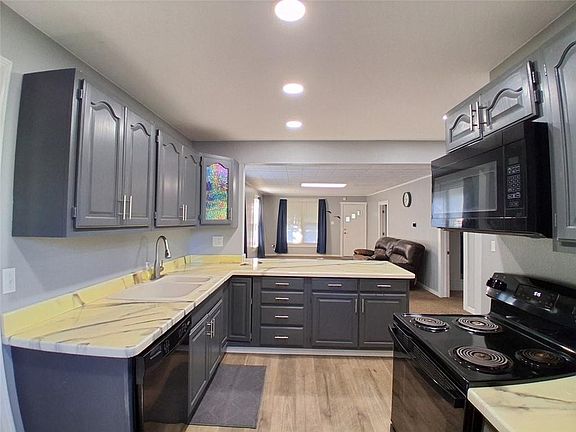 5th image of 422 W 9th St