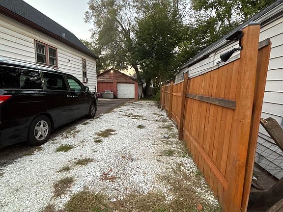 15th image of 2423 W Garden St