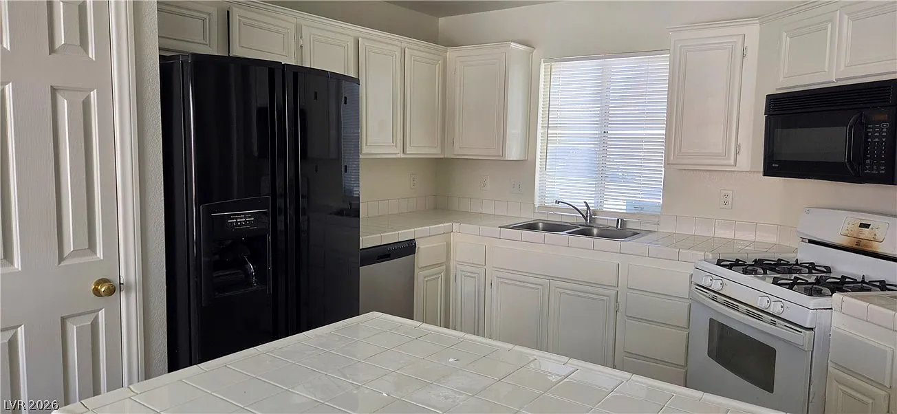 4 bed, 2.5 bath, 1624 sqft, $1,850 — Photo 2