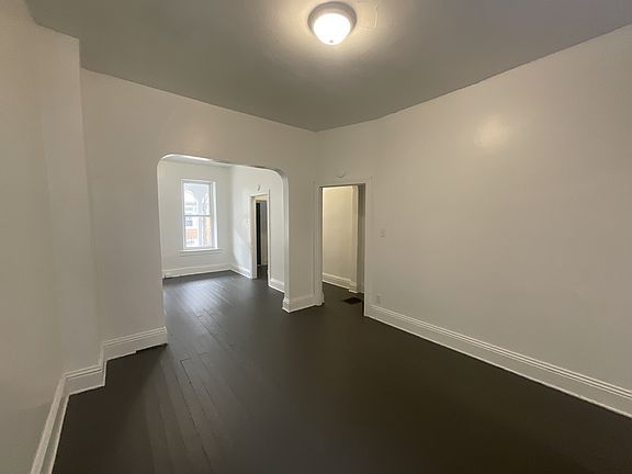 4th image of 829 W Poplar St