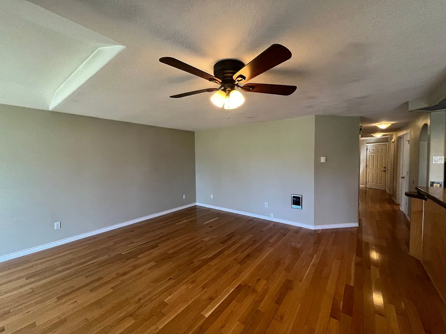 Beautful 3 Bed/2 bathroom home in Foster-Powell neighborhood ~ large living room and front patio!... — Photo 4