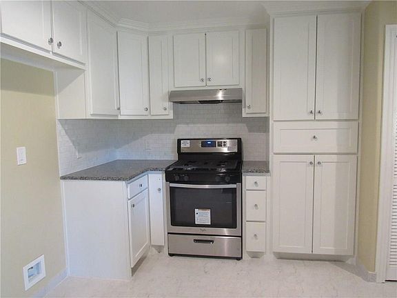 4th image of 2829 Poinsettia Dr