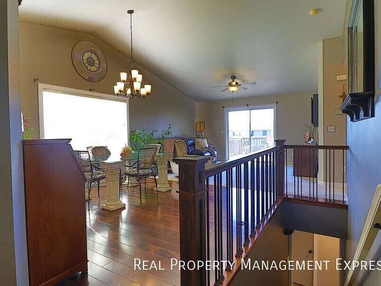 109 N Foss Ave — Photo 4