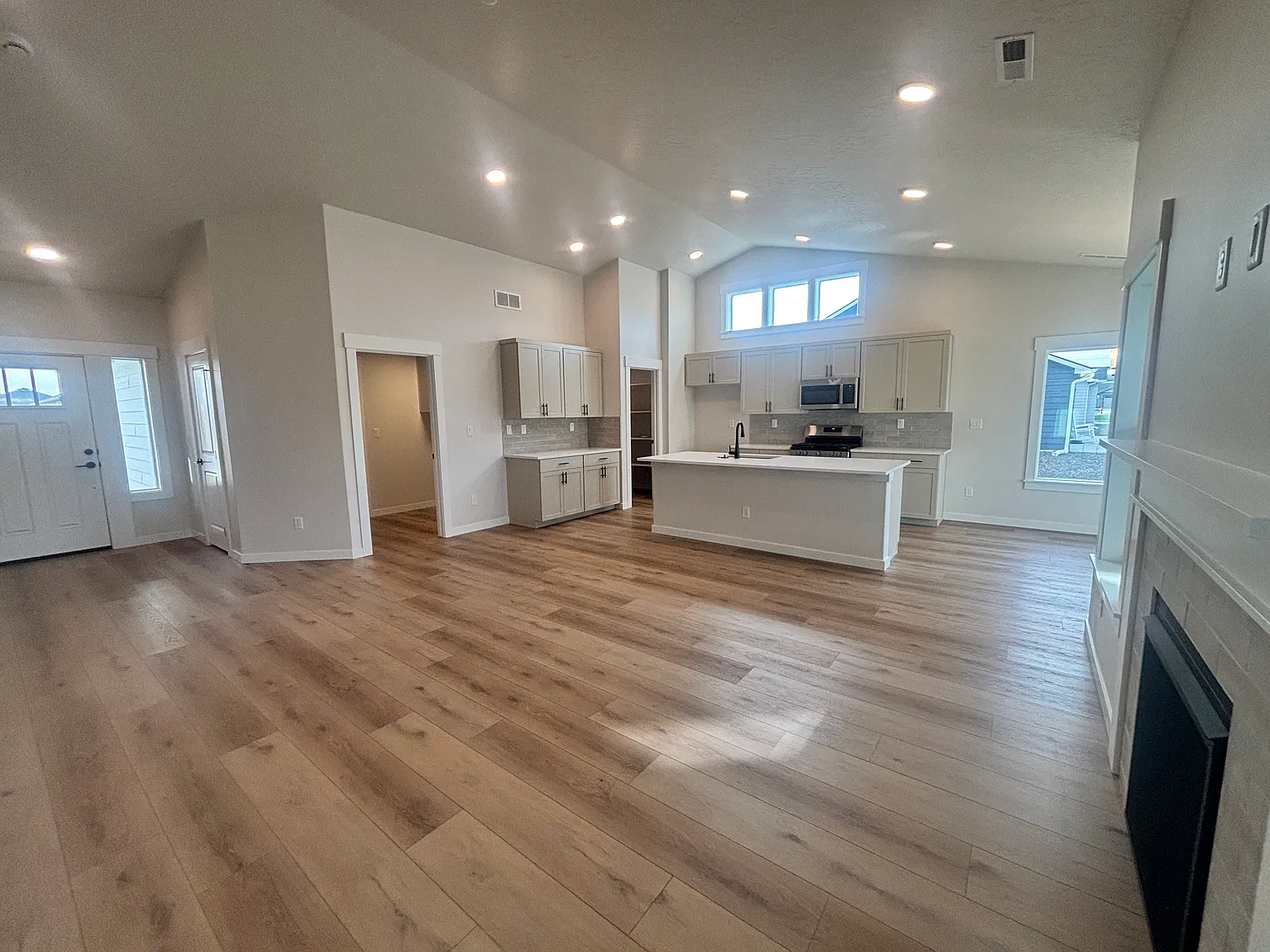 3 bed, 1805 sqft, $2,350 — Photo 2