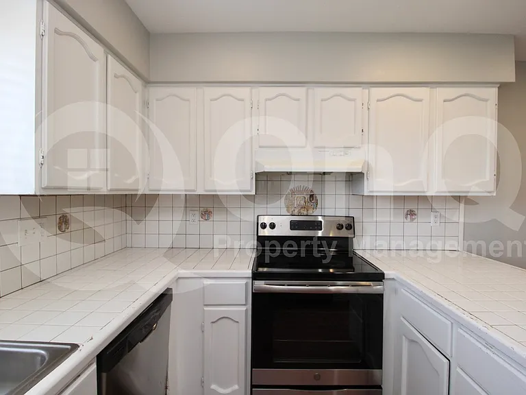 2522 E Don Carlos Ave — Photo 2