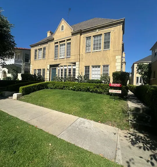 136 S Reeves Dr #B — Photo 1