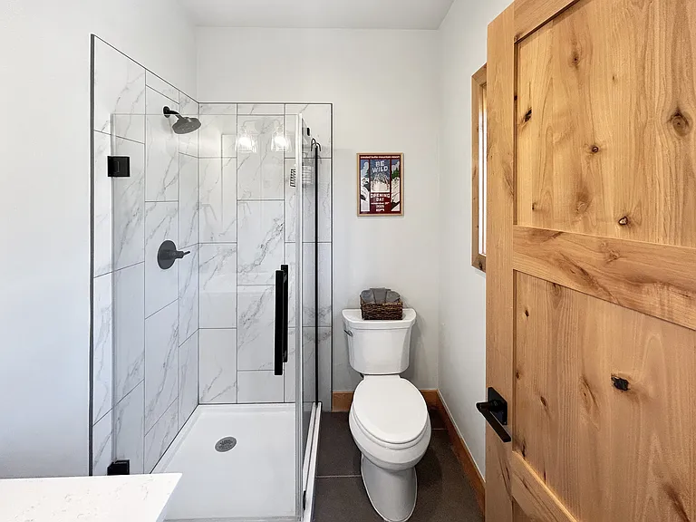 First floor en suite bathroom