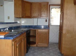 302 Jackson St, Wapello, IA 52653