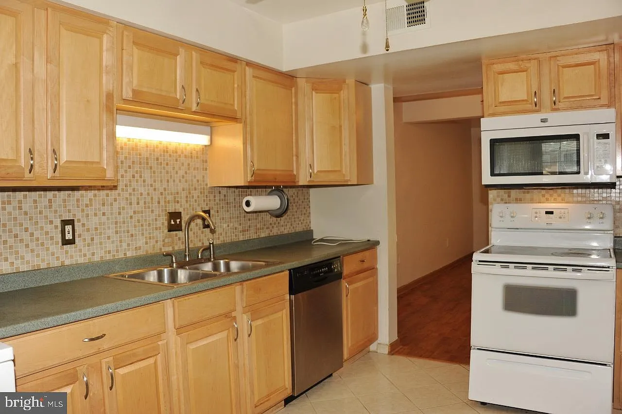 3 bed, 2.5 bath, 1320 sqft, $2,700 — Photo 2