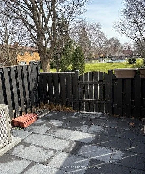 1183 Oxford St W — Photo 15