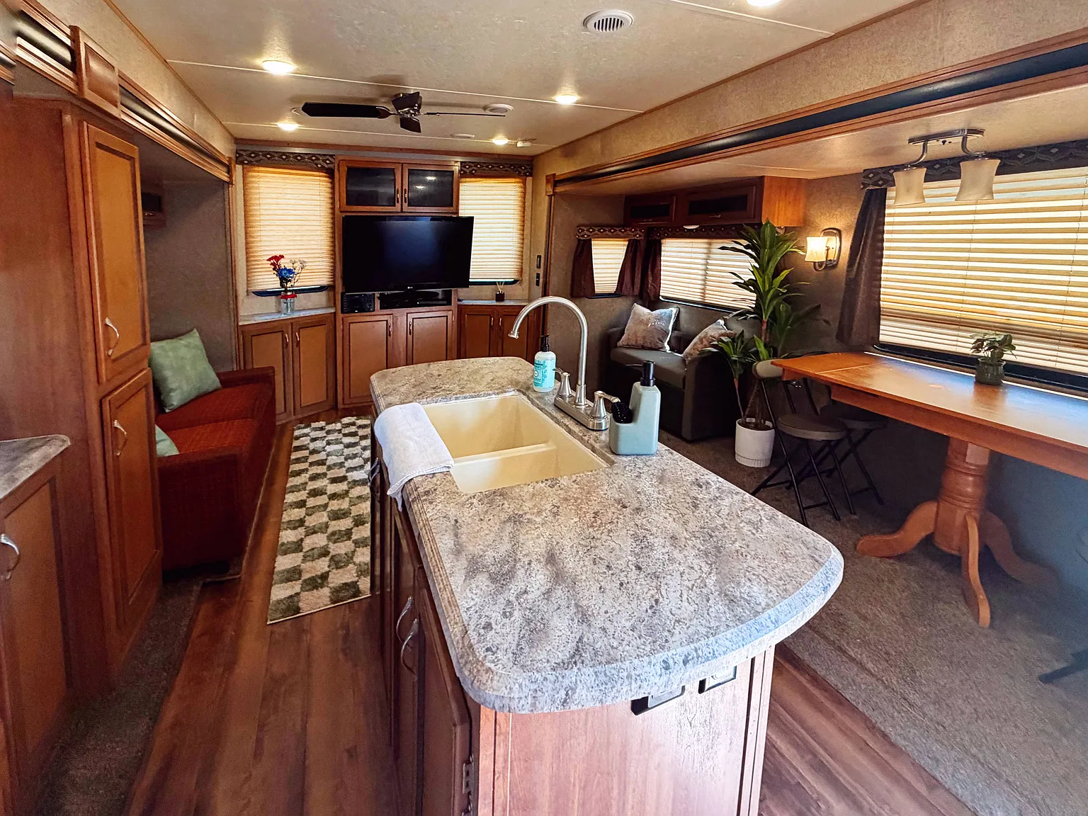 1 bed, 700 sqft, $1,600 — Photo 2