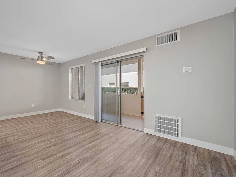 Los Robles Apartments — Photo 7