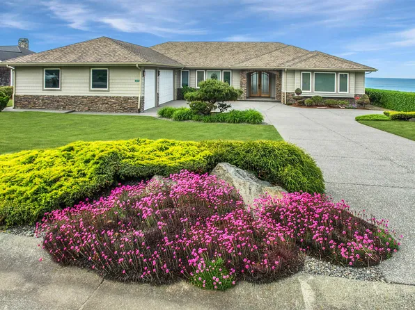 325 Shoreline Dr, Smith River, CA 95567