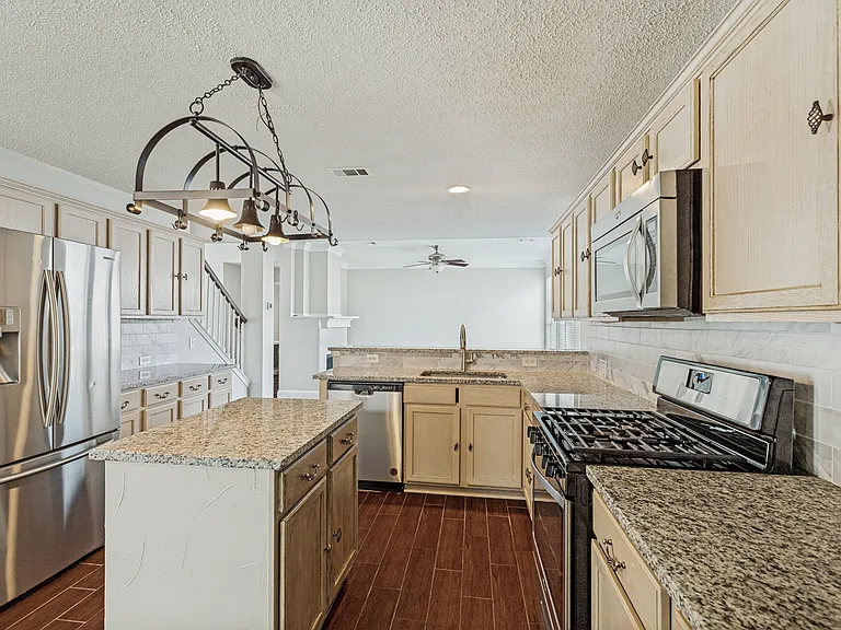 3900 Columbus Dr — Photo 7