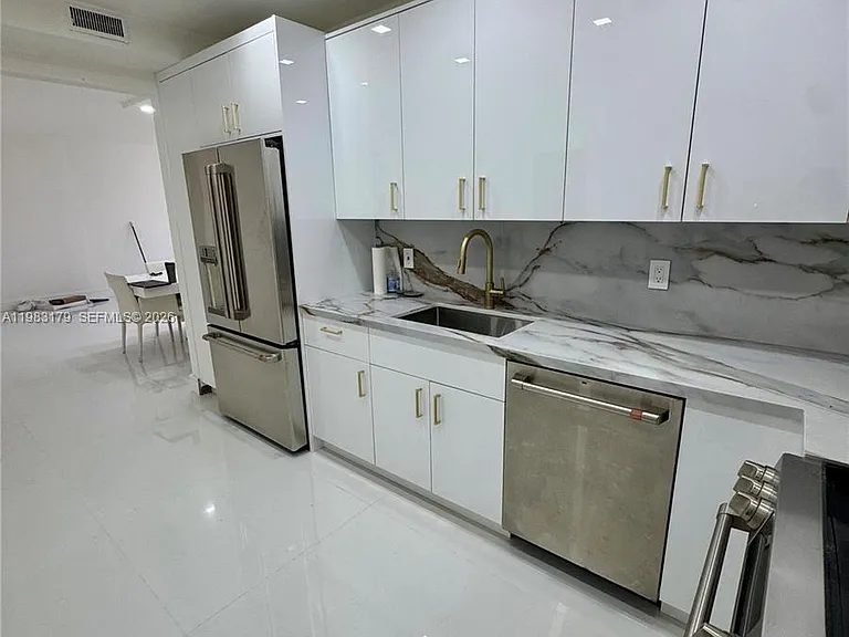 10185 Collins Ave #606 — Photo 3