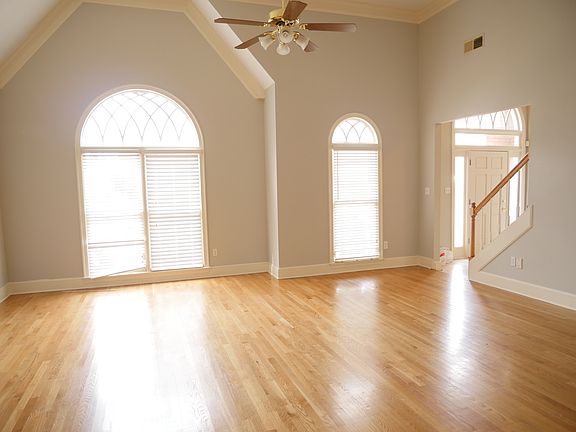 4th image of 650 Warwick Oaks Ln E