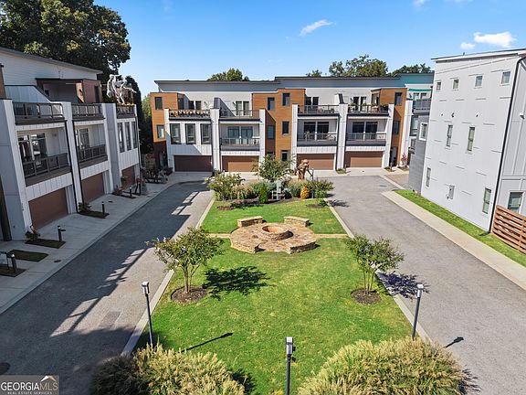 5th image of 310 Clarendon Ct