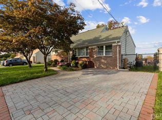 10 Yuro Dr, Edison, NJ 08837