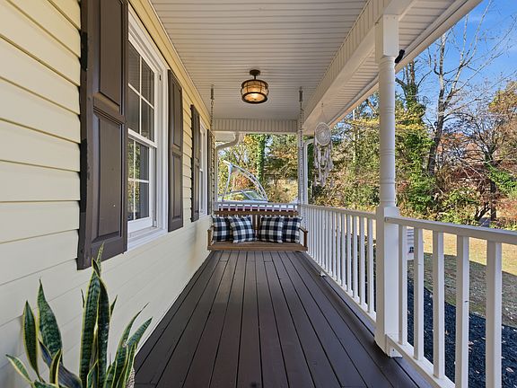 3rd image of 223 Hickory Ln
