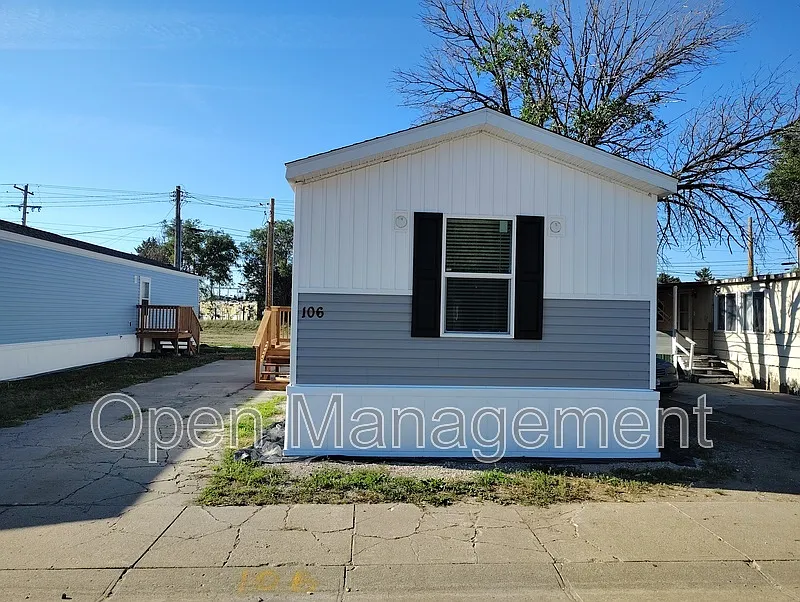 3 bed, 2.0 bath, 1120 sqft, $1,049 — Photo 2