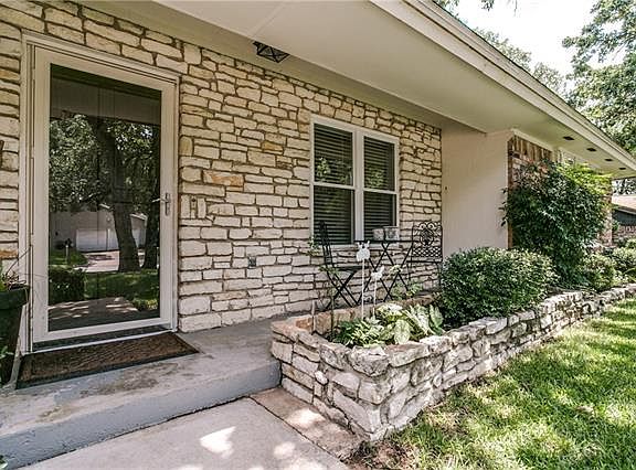 2nd image of 2125 Twin Elms Dr