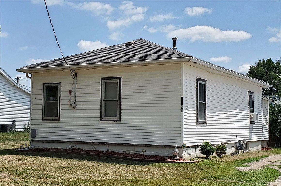 1008 W 1st St, Vinton, IA 52349 Zillow