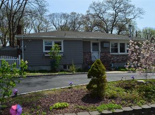 207 Berkshire Dr, Farmingville, NY 11738