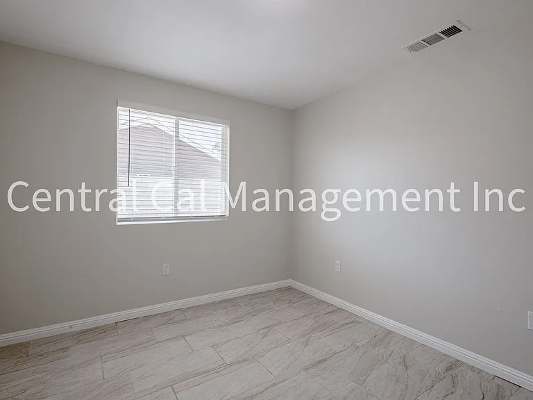 1004 Padre St — Photo 13
