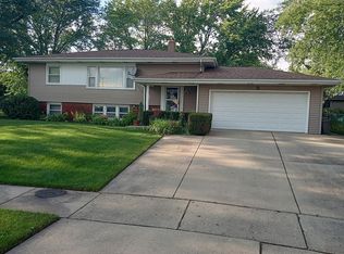 5 W Beechwood Ct, Buffalo Grove, IL 60089